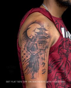 Tatuagem Samurai com armadura e templo no braço