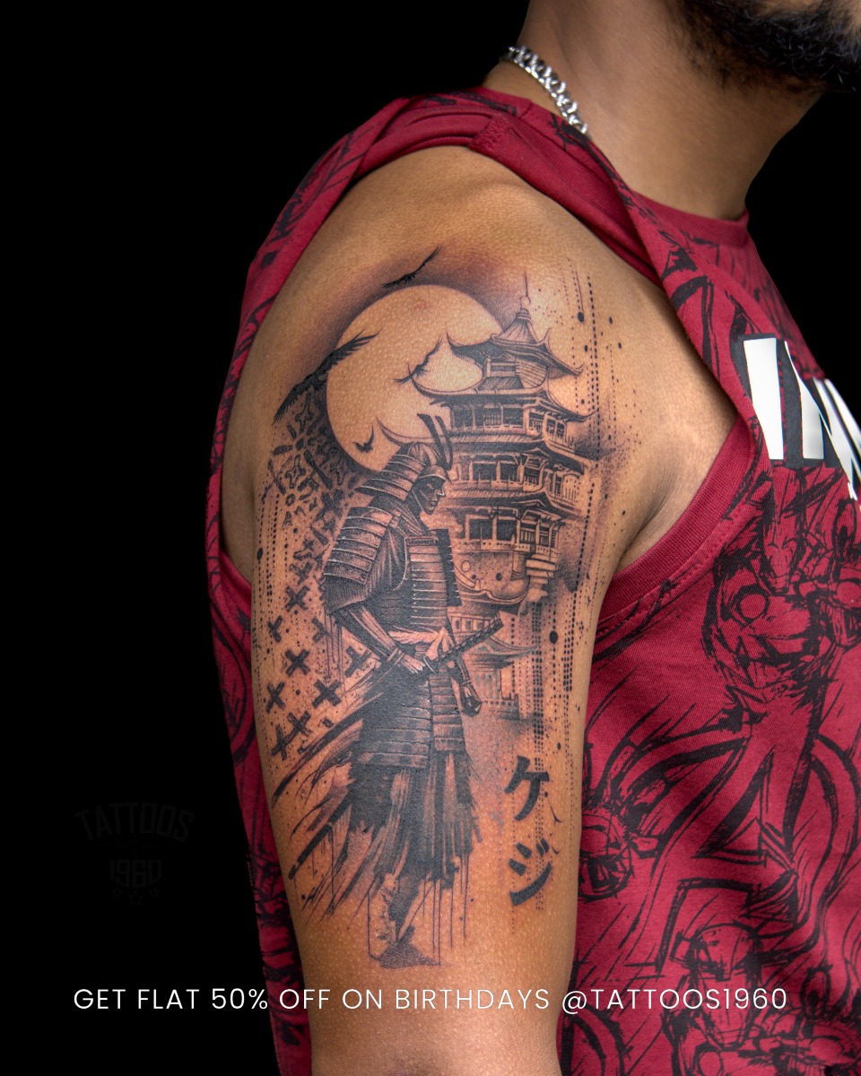 Tatuagem Samurai com armadura e templo no braço