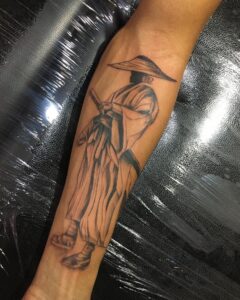 Tatuagem Samurai com chapéu e espada no braço