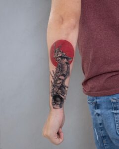 Tatuagem Samurai com desenho em círculo no antebraço