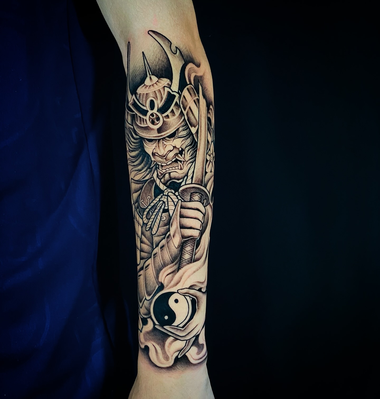 Tatuagem Samurai Grande no braço com yin yang
