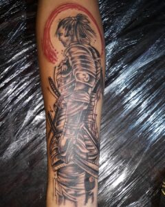 Tatuagem Samurai com armadura e espada no braço