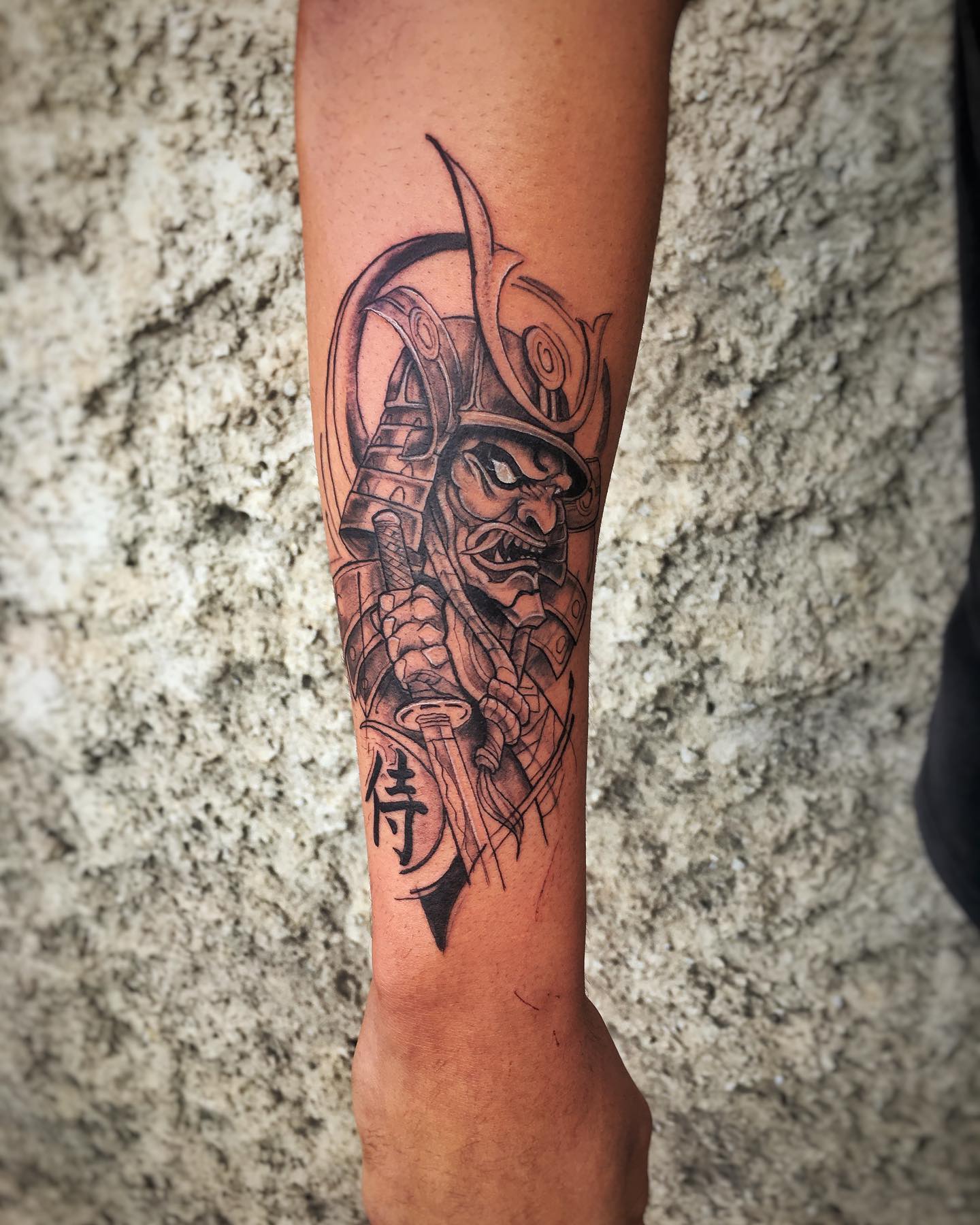 Tatuagem Samurai com armadura no antebraço