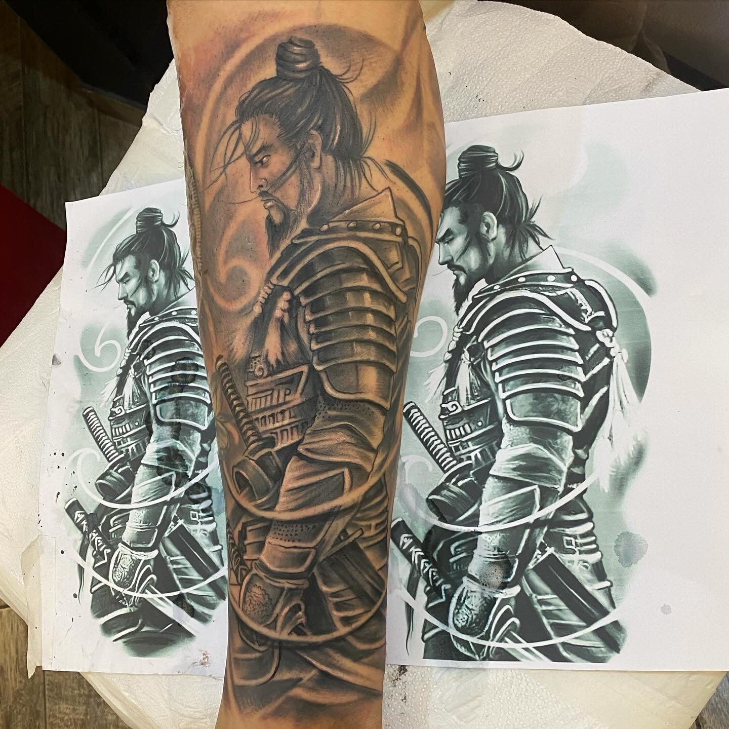 Tatuagem Samurai com Espada Realista no Braço