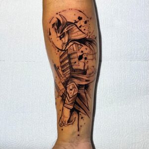Tatuagem Samurai guerreiro com armadura no braço