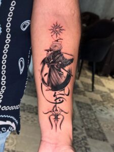 Tatuagem Samurai com sol e espirais no antebraço