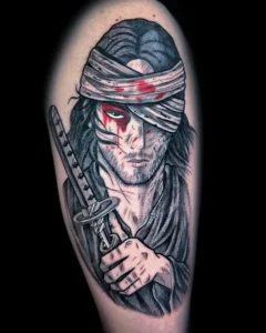 Tatuagem Samurai moderno com katana no braço