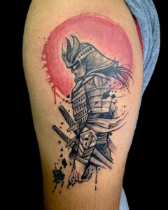 Tatuagem Samurai com armadura na parte superior do braço