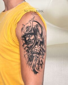 Tatuagem Samurai com elmo e espada no braço