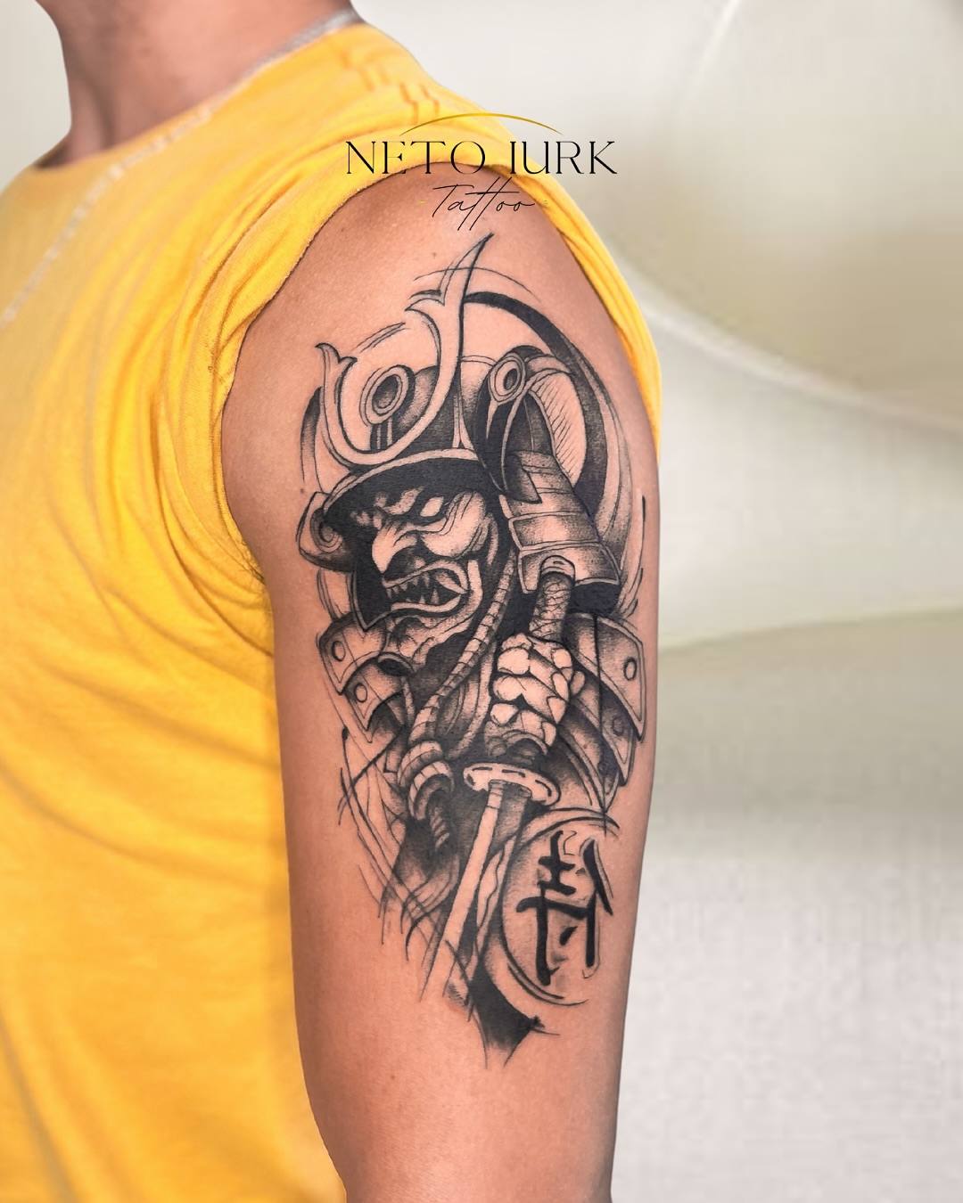 Tatuagem Samurai com elmo e espada no braço