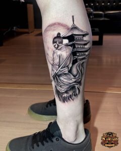 Tatuagem Samurai com Pagode na perna