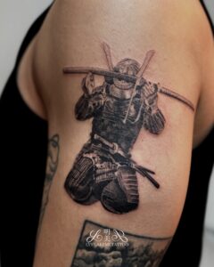 Tatuagem Samurai armadura ajoelhado detalhe Ombro