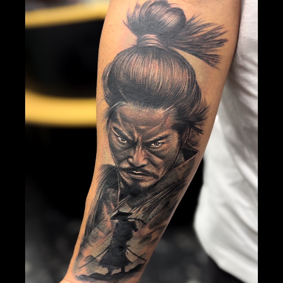 Tatuagem Samurai com rosto no antebraço