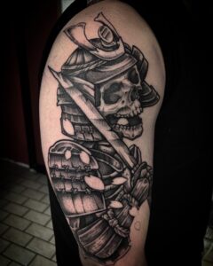 Tatuagem Samurai com crânio e espada no braço
