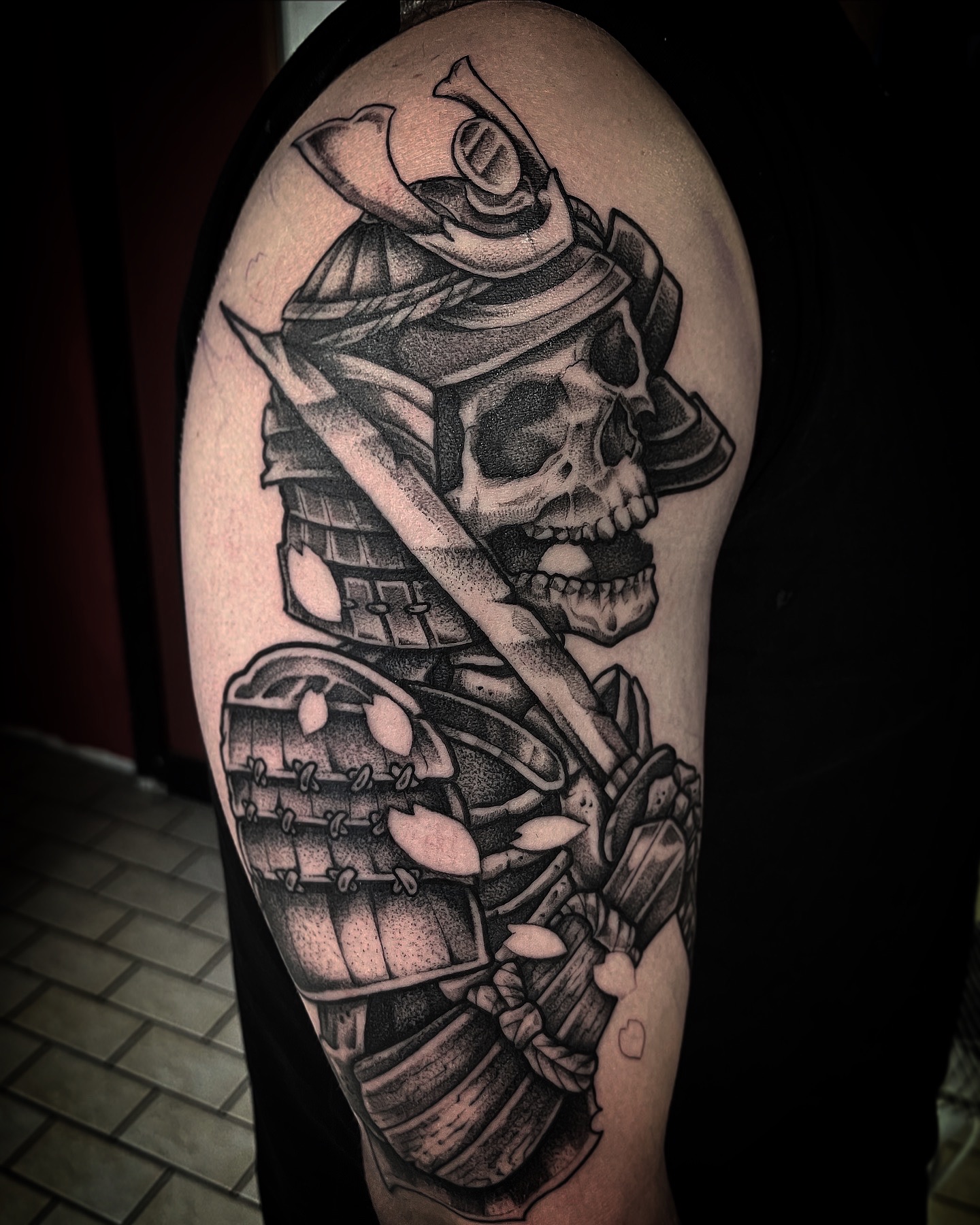 Tatuagem Samurai com crânio e espada no braço