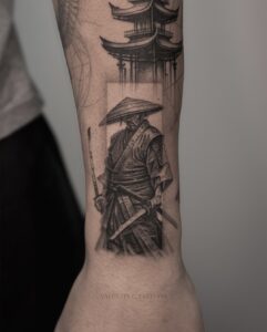 Tatuagem Samurai com espada no braço