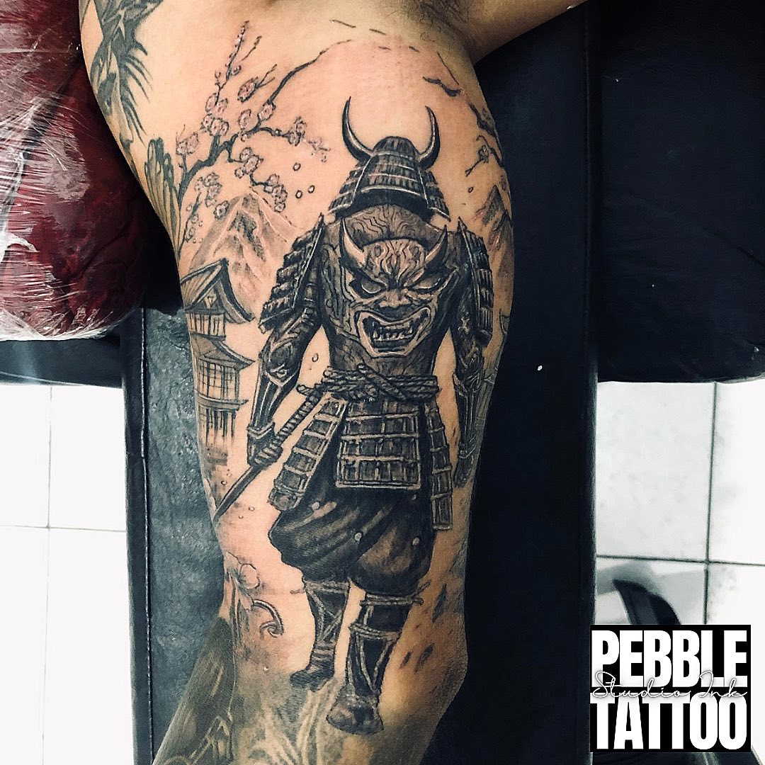 Tatuagem Samurai com armadura e espadas nas costas