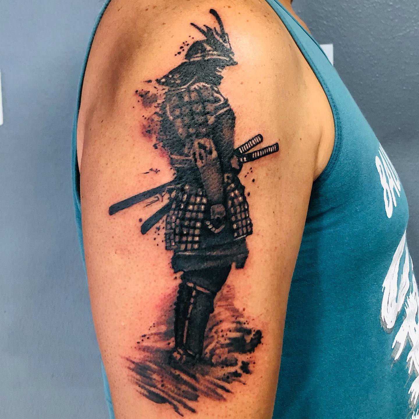 Tatuagem Samurai em pé no ombro