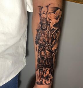Tatuagem Samurai em estilo realista antebraço
