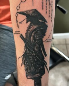 Tatuagem Samurai com chapéu tradicional no braço