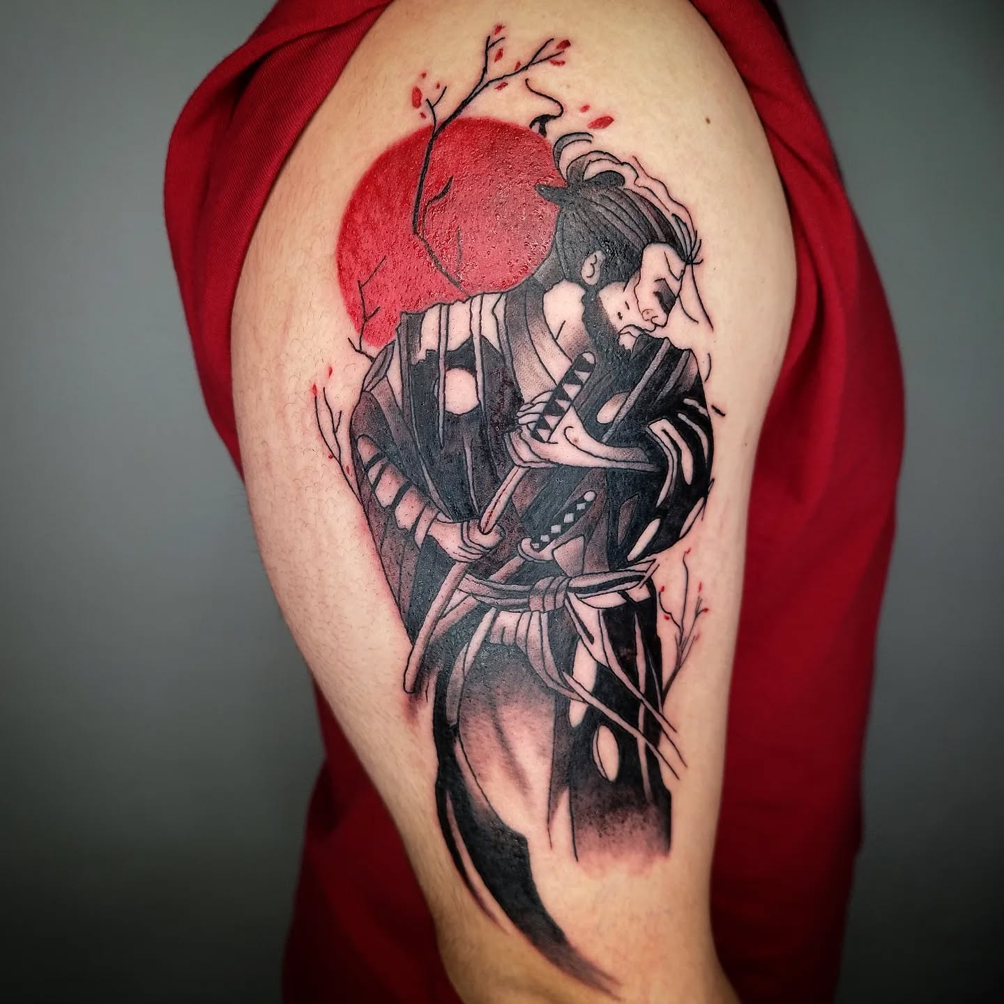 Tatuagem Samurai com sol nas costas no braço