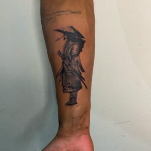 Tatuagem Samurai com armadura detalhada no braço