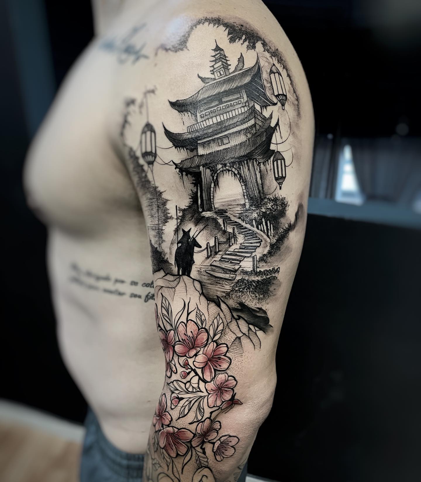 Tatuagem Samurai com templo e flores no braço