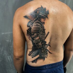 Tatuagem Samurai nas Costas estilo realista