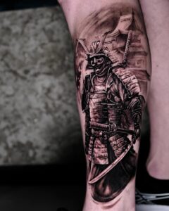 Tatuagem Samurai com armadura detalhe no braço