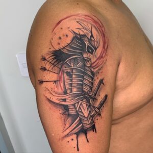 Tatuagem Samurai com armadura e espadas no braço