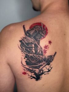 Tatuagem Samurai com capacete no ombro