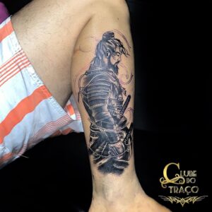 Tatuagem Samurai Guerreiro Detalhada na Perna