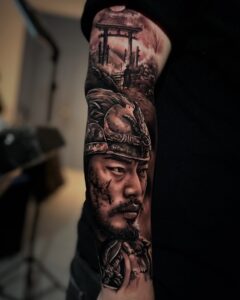 Tatuagem Samurai realista no braço