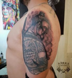 Tatuagem Samurai no ombro detalhada e imponente
