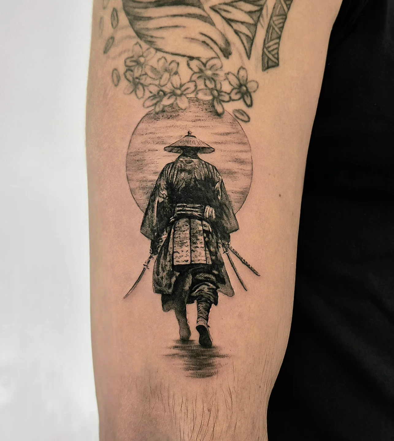Tatuagem Samurai caminhando sol nascente ombro