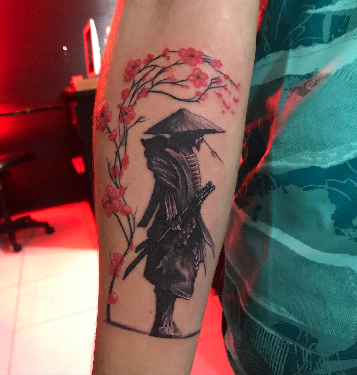 Tatuagem Samurai sob flores de cerejeira braço