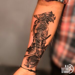 Tatuagem Samurai com armadura no antebraço
