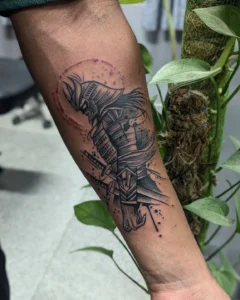 Tatuagem Samurai com elmo tradicional no braço