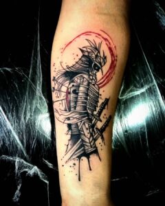 Tatuagem Samurai Guerreiro moderno no antebraço