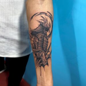 Tatuagem Samurai com armadura detalhada no braço
