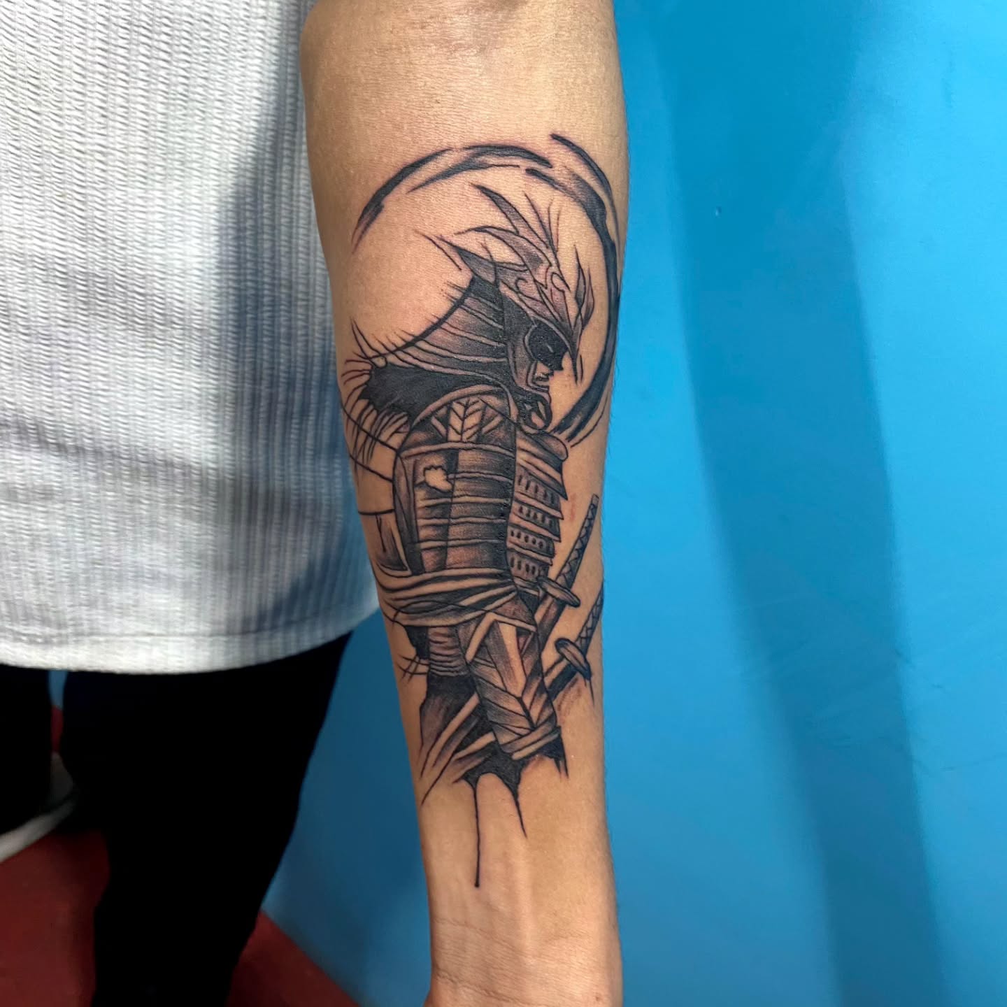 Tatuagem Samurai com armadura detalhada no braço