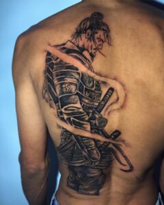 Tatuagem Samurai nas costas com armadura