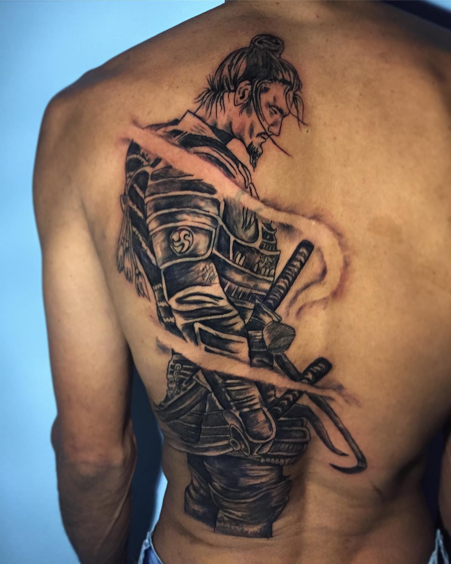 Tatuagem Samurai nas costas com armadura