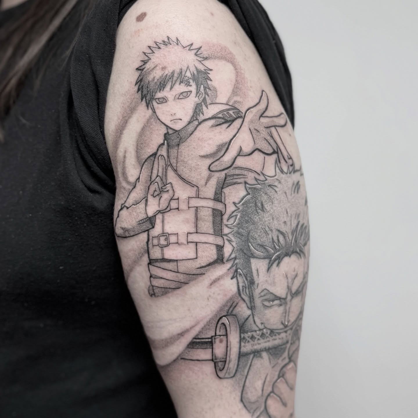 Tatuagem do Gaara com personagens de Naruto no braço