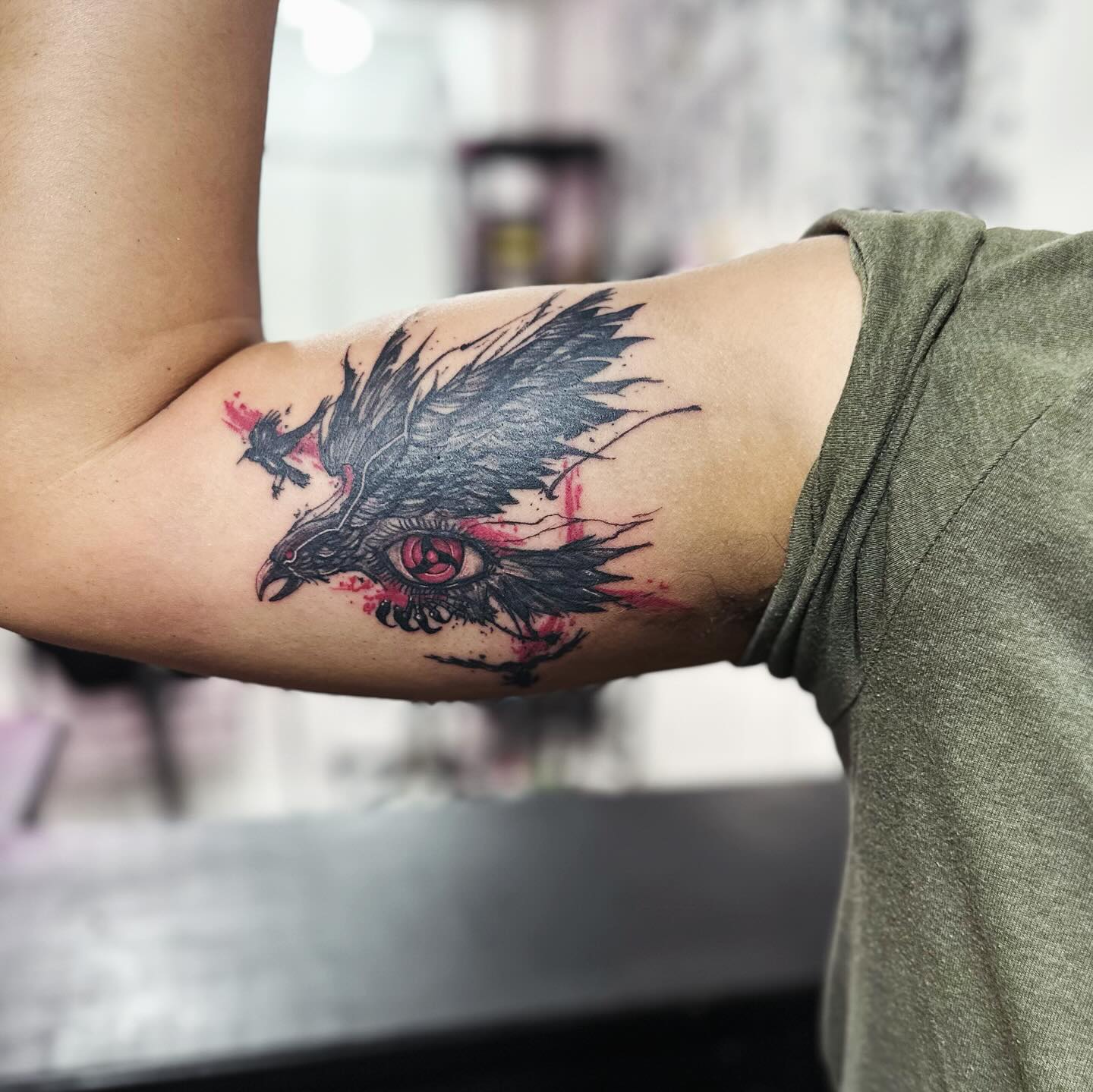 Tatuagem do Gaara com corvo e detalhes em tinta na pele