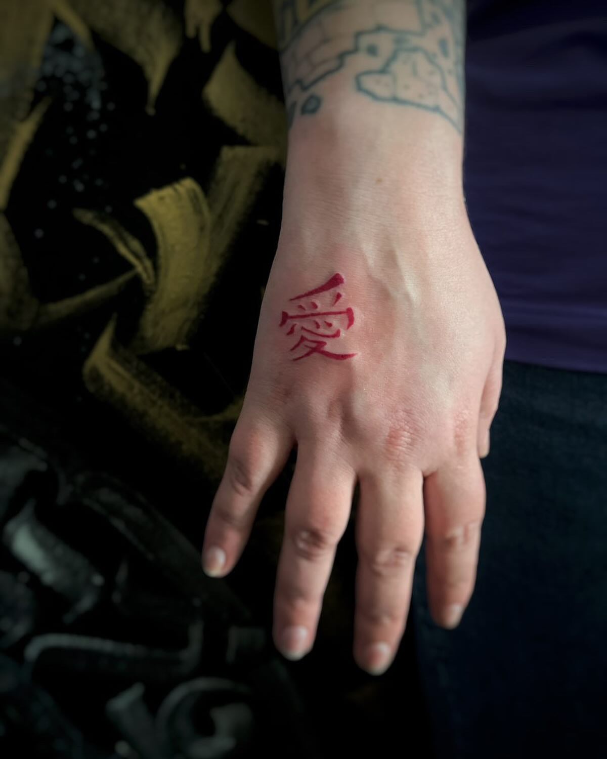 Tatuagem do Gaara com o kanji de amor na mão