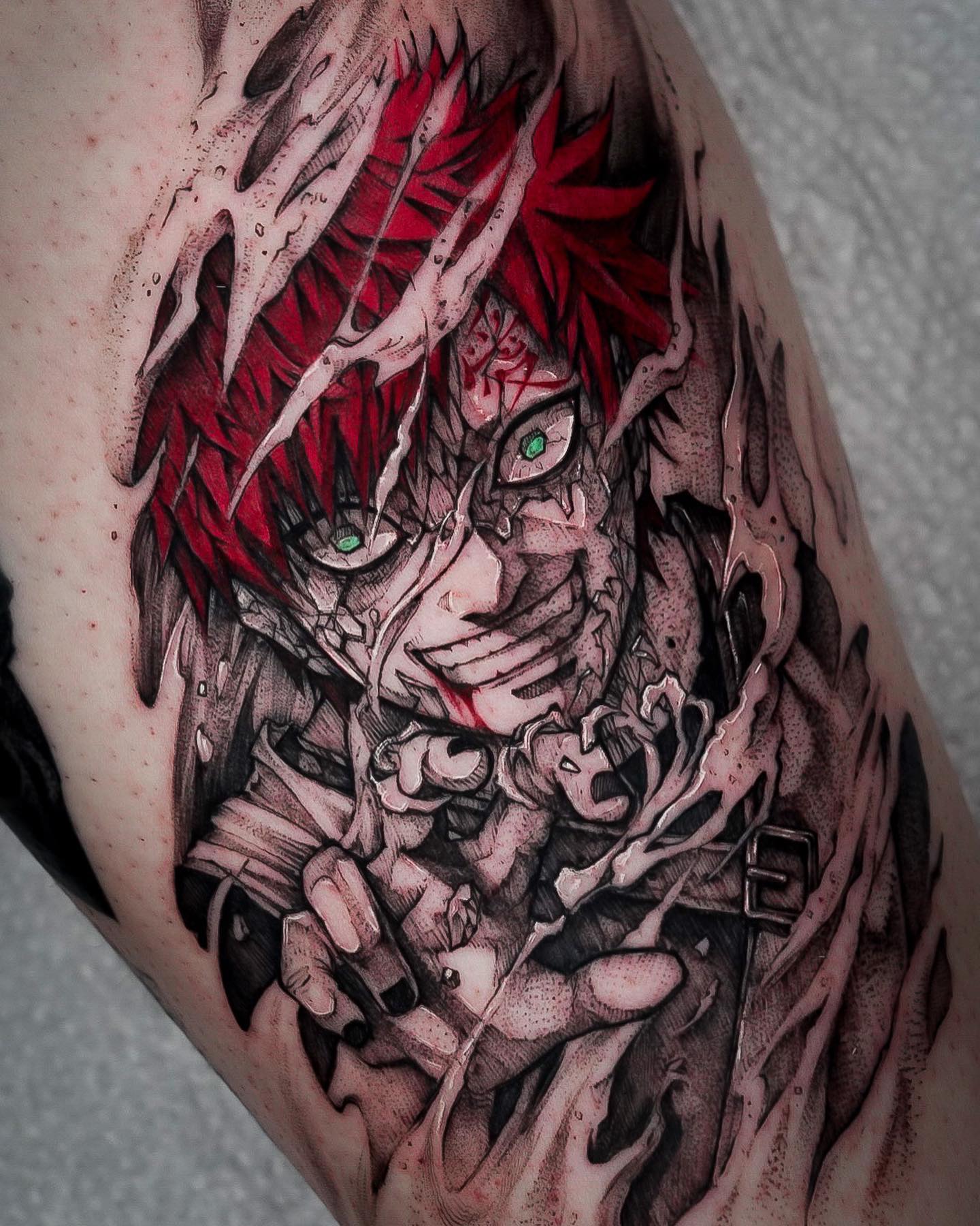 Tatuagem do Gaara com o personagem saindo de um fundo ondulado