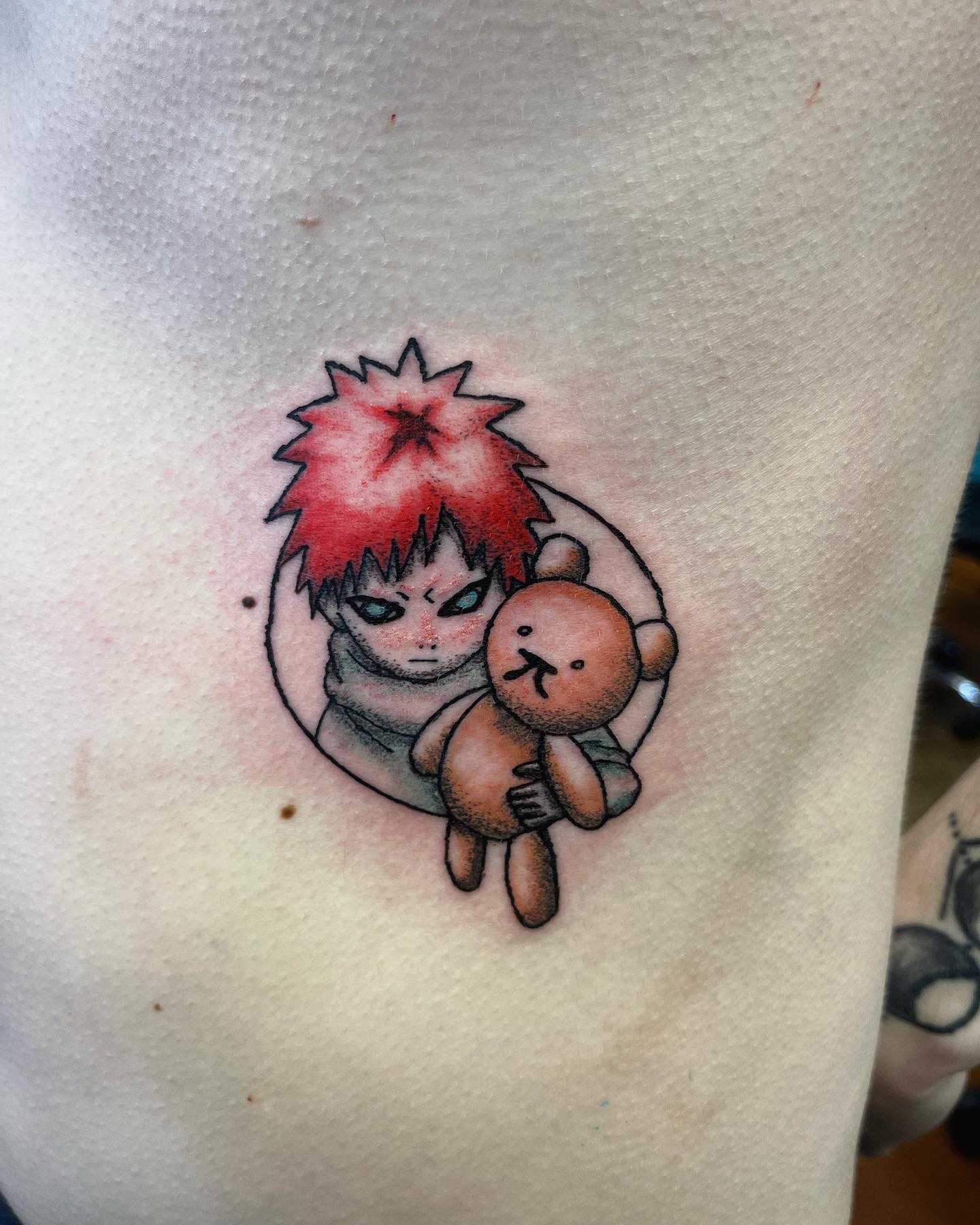 Tatuagem do Gaara segurando um urso de pelúcia