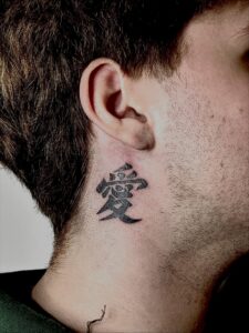 Tatuagem do Gaara atrás da orelha com símbolo japonês
