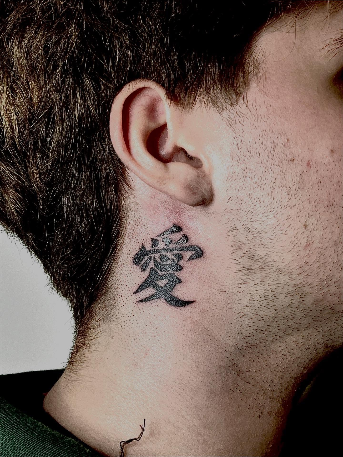 Tatuagem do Gaara atrás da orelha com símbolo japonês
